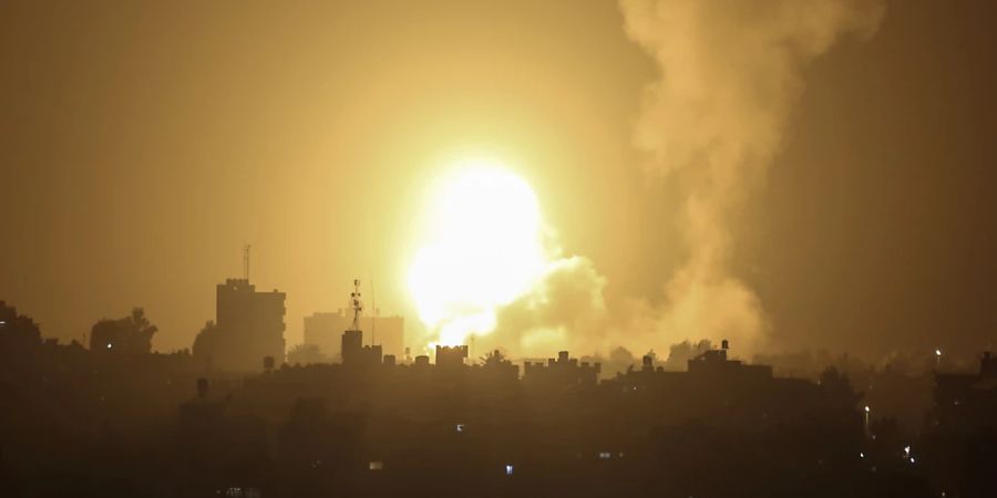 Eine Explosion wird durch israelische Luftangriffe auf eine Militärbasis der Hamas in der Stadt Khan Younis im südlichen Gazastreifen verursacht. Foto: Yousef Masoud/AP/dpa