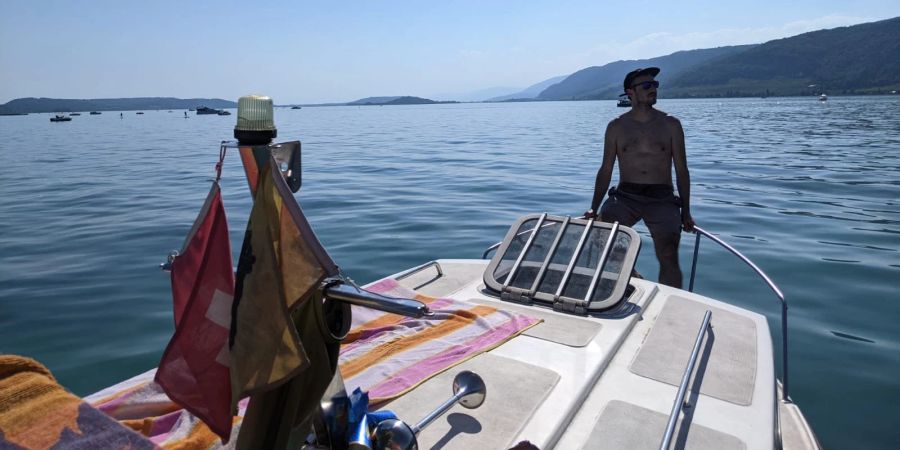 Nachtdienst-Mitarbeiter Simon Binz badet im Bielersee. «Die Sonne heizt richtig ein und wir müssen alle 5 Minuten ins Wasser, um uns abzukühlen.»