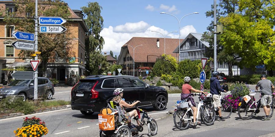 Kreisel können für Velofahrerinnen und Velofahrer bei schlechter Konzeption gefährlich sein. Die Beratungsstelle für Unfallverhütung verlangt nach baulichen Massnahmen. (Symbolbild)