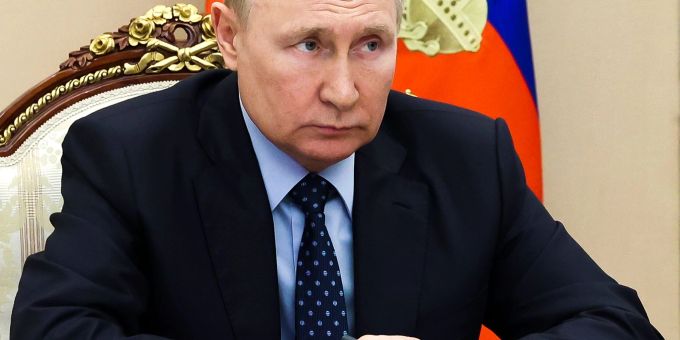 Russlands Präsident Wladimir Putin kritisiert die Rüstungsholding Rostech um seinen langjährigen Vertrauten Sergej Tschemesow für das fehlende Tempo beim Aufbau der digitalen Wirtschaft. Russlands Präsident Wladimir Putin kritisiert die Rüstungsholding Rostech um seinen langjährigen Vertrauten Sergej Tschemesow für das fehlende Tempo beim Aufbau der digitalen Wirtschaft.