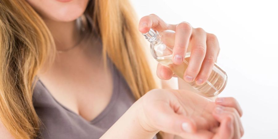 Parfümflakons sollten nicht Licht, Hitze und UV-Strahlung ausgesetzt werden, sonst kann der Duft seine Intensität verlieren oder das Parfüm sogar verderben.