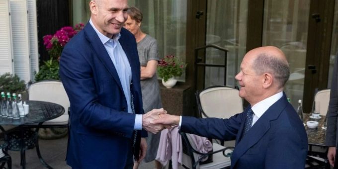 Scholz (r.) mit dem Kiews Bürgermeister Vitali Klitschko Scholz (r.) mit dem Kiews Bürgermeister Vitali Klitschko