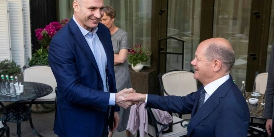 Scholz (r.) mit dem Kiews Bürgermeister Vitali Klitschko