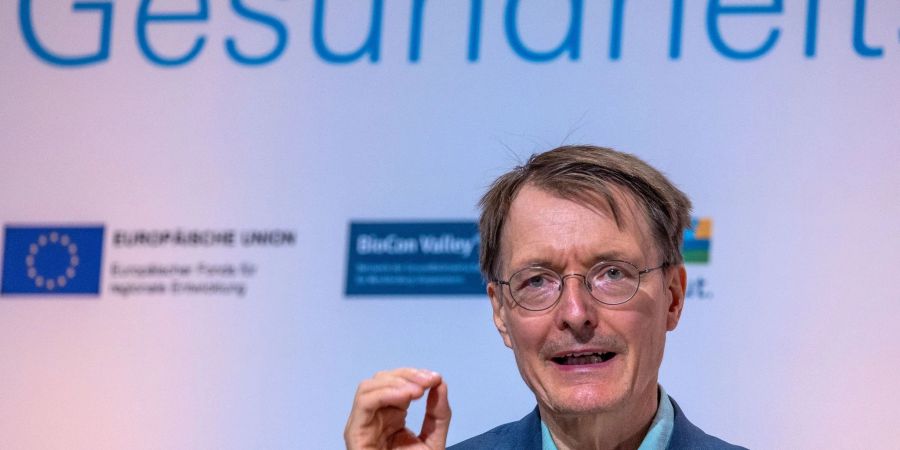 Karl Lauterbach auf der 17. Branchenkonferenz Gesundheitswirtschaft in Rostock. Hier diskutieren rund 300 Experten über die Aufarbeitung der Corona-Pandemie.