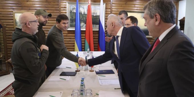 dpatopbilder - ARCHIV - Vertreter Russlands und der Ukraine begrüssen sich zu Gesprächen nahe der polnisch-belarussischen Grenze im März. Foto: Maxim Guchek/BelTA/AP/dpa - ACHTUNG: Nur zur redaktionellen Verwendung und nur mit vollständiger Nennung des vorstehenden Credits dpatopbilder - ARCHIV - Vertreter Russlands und der Ukraine begrüssen sich zu Gesprächen nahe der polnisch-belarussischen Grenze im März. Foto: Maxim Guchek/BelTA/AP/dpa - ACHTUNG: Nur zur redaktionellen Verwendung und nur mit vollständiger Nennung des vorstehenden Credits