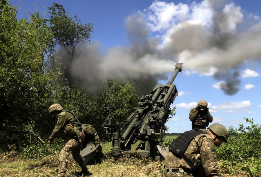 Ukrainische Soldaten feuern eine Haubitze M777 an einer Frontlinie in der Region Donezk ab.