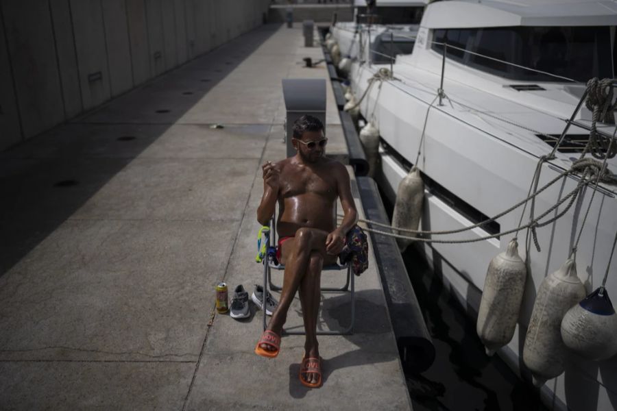 Ein Mann in Marseille lässt sich bei Temperaturen von über 35 Grad bräunen.