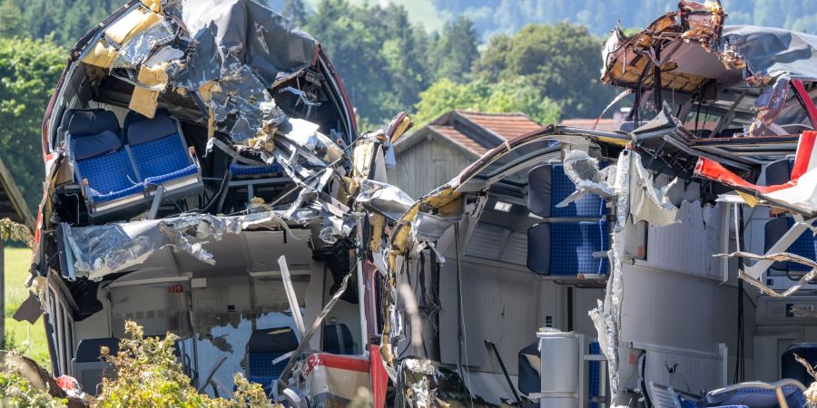 Nach dem Zugunglück mit Toten und Verletzten sind die letzten Zugteile geborgen worden.