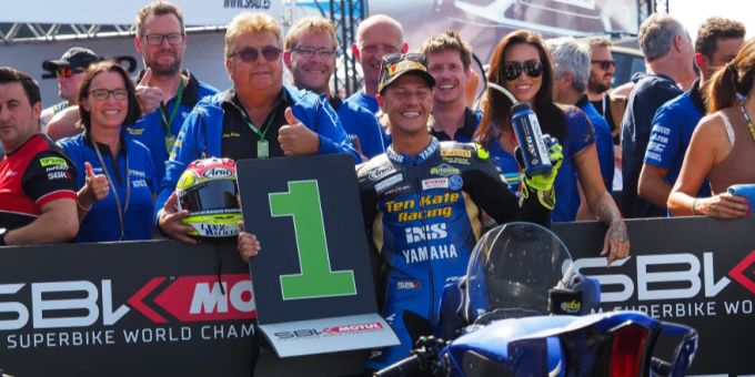 Vertrautes Bild: Dominique Aegerter feiert mit der Ten-Kate-Yamaha-Mannschaft einen Sieg in der Supersport-WM. Dominique Aegerter Supersport-WM Yamaha
