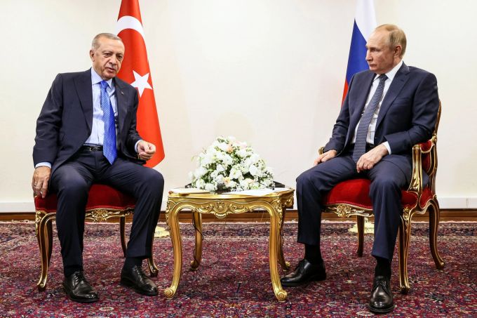 Das von der staatlichen russischen Nachrichtenagentur Sputnik verbreitete Bild zeigt Wladimir Putin (r) und Recep Tayyip Erdogan bei ihrem Treffen im Iran. Gipfeltreffen in Teheran