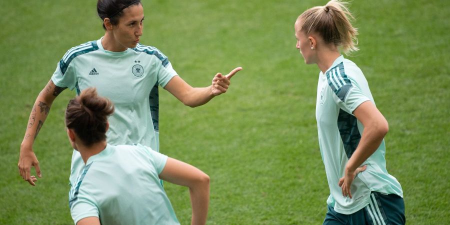 Ist zurück im DFB-Team: Lea Schüller (r).