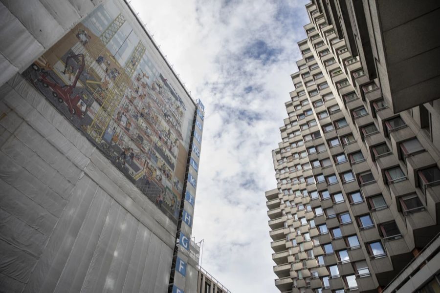 Das alte Gebäude (rechts) heizt sich im Sommer extrem auf. Im Neubau (links) wird es hoffentlich besser sein.