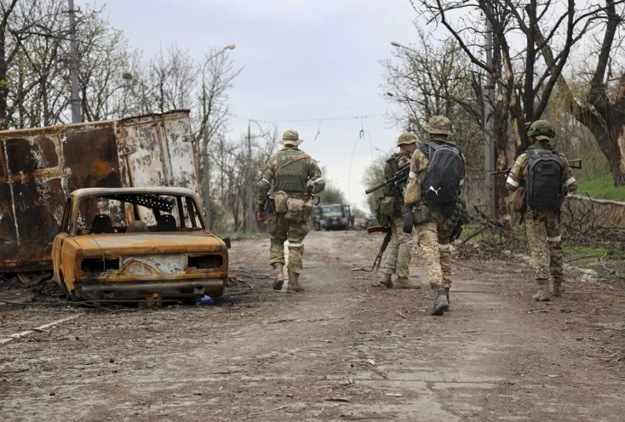 Pro-russische Soldaten aus Donezk im zerstörten Mariupol.