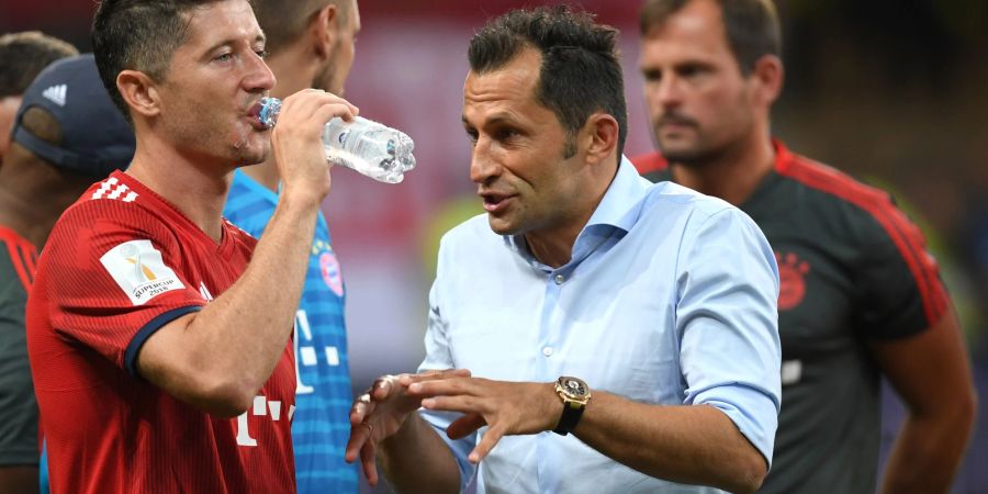 Bayerns Stürmerstar Robert Lewandowski (l) und Sportdirektor Hasan Salihamidzic im Gespräch.