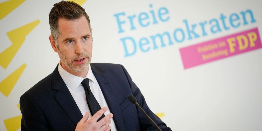 FDP-Fraktionsvorsitzender Christian Dürr schlägt vor, sich hinsichtlich der Corona-Isolationsregeln an anderen europäischen Ländern zu orientieren.