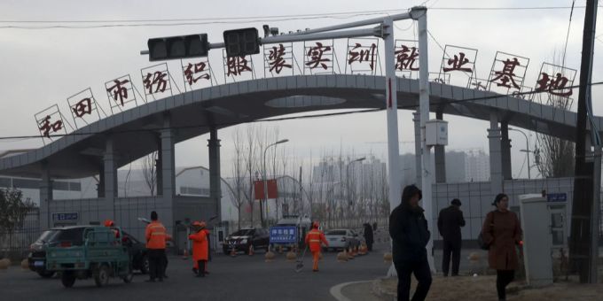 Blick auf den Eingang eines Internierungslager für Uiguren in Hotan, Xinjiang. uiguren