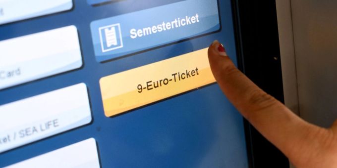 Das 9-Euro-Ticket auf einem Display. Das 9-Euro-Ticket auf einem Display.
