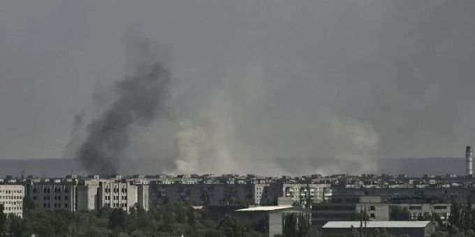 Rauch über der ostukrainischen Stadt Sjewjerodonezk. Sjewjerodonezk Ukraine Krieg