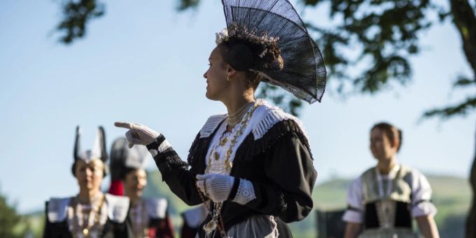 Frauen, gekleidet in traditionellen Trachten, nehmen an einer Eucharistiefeier an Fronleichnam teil. Fronleichnam