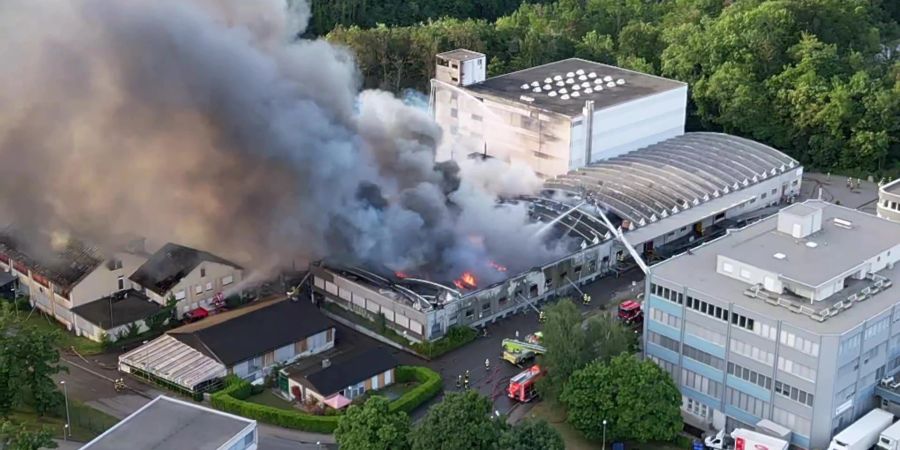 Die Lagerhalle in Spreitenbach AG war wegen des Grossbrandes am Sonntagnachmittag eingestürzt.