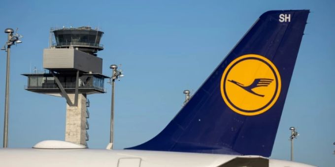 Lufthansa-Maschine auf dem Flughafen Berlin-Brandenburg 2020 Lufthansa-Maschine auf dem Flughafen Berlin-Brandenburg 2020