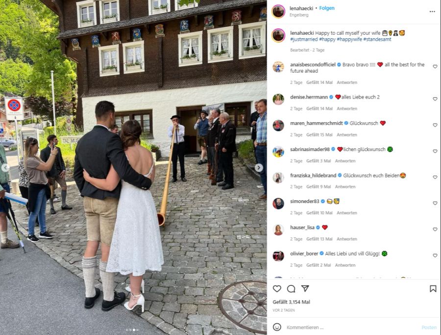 Lena Häcki und Marco Gross vor dem Standesamt in Engelberg OW.