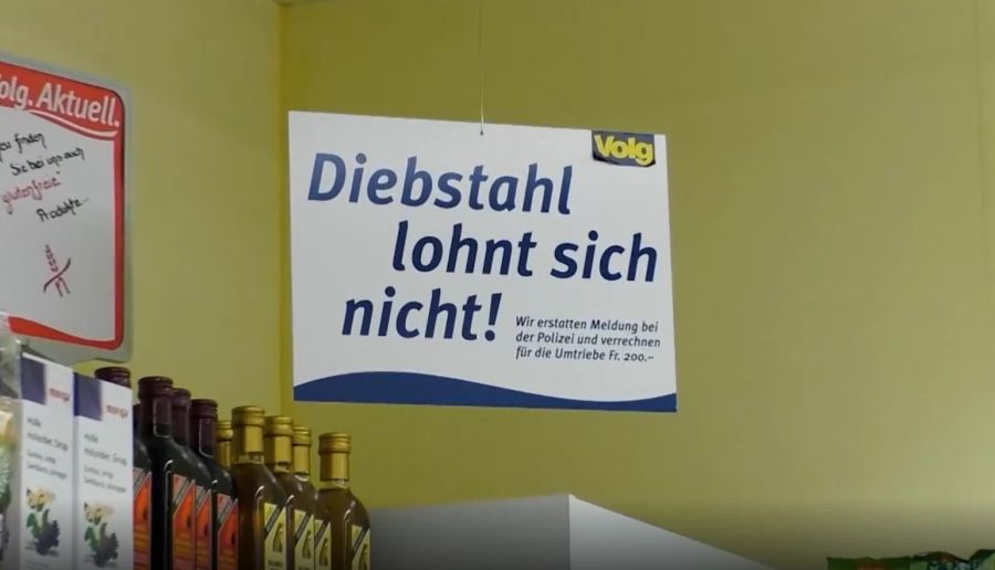 Ein Plakat mit der Aufschrift «Diebstahl lohnt sich nicht» im Volg in Stäfa ZH.