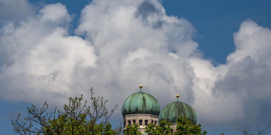 Die Turmspitzen der Münchener Frauenkirche. Das Gutachten ging von mindestens 497 Opfern und 235 mutmasslichen Tätern im Erzbistum München und Freising aus - und von einem weit grösseren Dunkelfeld. Inzwischen haben sich weitere Betroffene gemeldet.