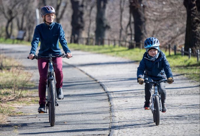 Nur chic, oder auch sicher? Am besten ist ein Kindervelo beides. Kind Velo Frau Weg Park