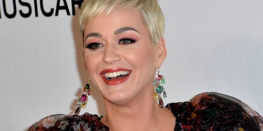 Katy Perry sorgt mit einer Panne vor laufender Kamera für Lacher.