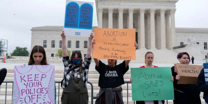 Demonstrierende halten vor dem Gebäude des Obersten Gerichtshofs der USA in Washington Plakate mit Aufschriften wie «Abortion is Healthcare» (dt. Abtreibung ist Gesundheitsfürsorge) hoch. Demonstrierende halten vor dem Gebäude des Obersten Gerichtshofs der USA in Washington Plakate mit Aufschriften wie «Abortion is Healthcare» (dt. Abtreibung ist Gesundheitsfürsorge) hoch.