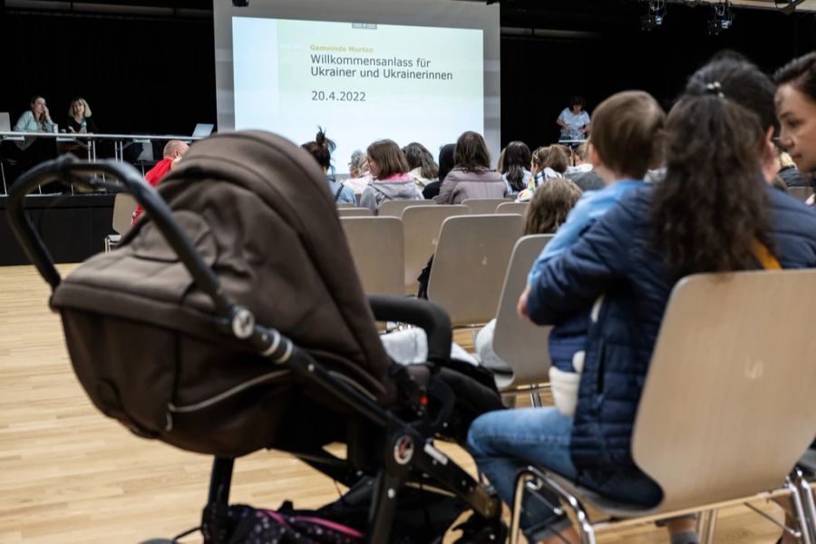 Ukrainische Flüchtlinge und deren Gastfamilien werden in der Region Murten vom Gemeinderat begrüsst, am Mittwoch, 20. April 2022, in Murten.