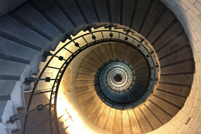 Stufen führen durch ein für Leuchtturm-Verhältnisse äusserst elegantes Treppenhaus hinauf zum Phare d'Eckmühl. Treppenhaus Spirale Schnecke Stein Leuchtturm