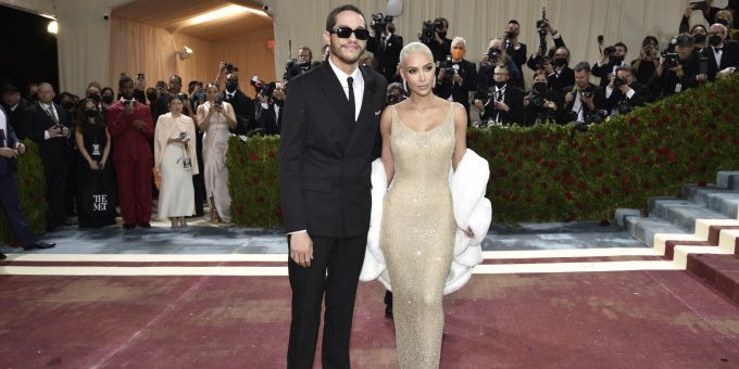 An der Met Gala traten Kim Kardashian und Pete Davidson zum ersten Mal gemeinsam auf. Kim Kardashian met gala