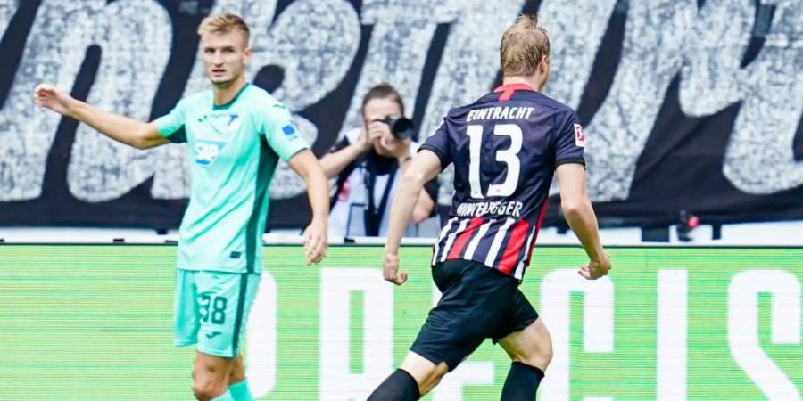 Frankfurts Martin Hinteregger feiert sein Siegtor gegen 1899 Hoffenheim. Foto: Uwe Anspach