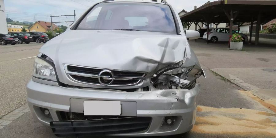 Automobilistin prallte gegen ein stillstehendes Fahrzeug.