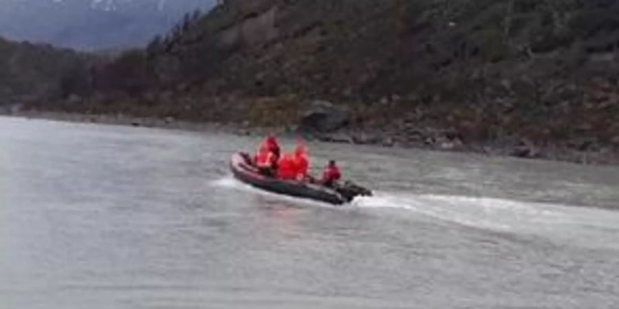 Ein Rettungsteam der Forstbehörde CONAF durchsucht einen See des Nationalparks Torres del Paine, nachdem ein deutscher Forscher als vermisst gemeldet wurde. Der 62-Jährige wurde vom Team tot aufgefunden. Foto: CONAF/dpa