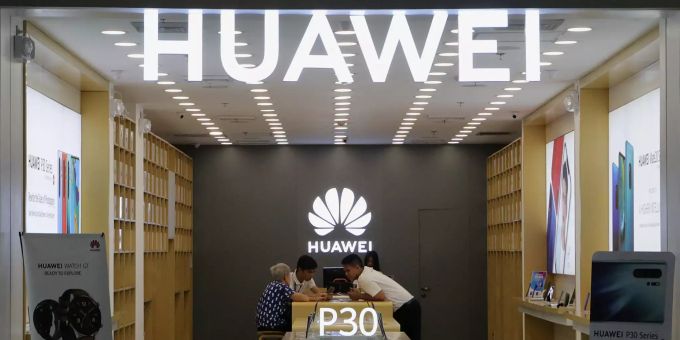 Menschen betrachten in einem Shop des Telekommunikationsunternehmen Huawei in einem Einkaufszentrum Produkte des Anbieters an. der schweiz huawei