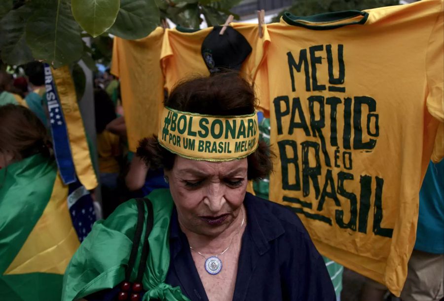 Eine Anhängerin des brasilianischen Präsidenten Jair Bolsonaro nimmt am Strand von Copacabana an einer Pro-Regierungs-Demonstration teil. Auf ihrem Stirnband steht übersetzt geschrieben: «Bolsonaro - Für ein besseres Brasilien»