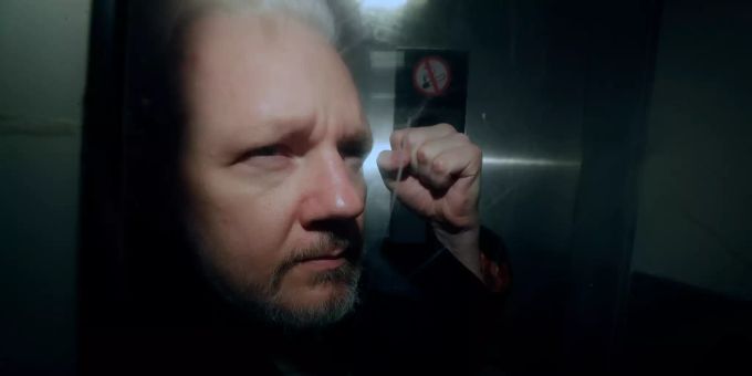 Julian Assange Anklage stösst auf Kritik. Julian Assange