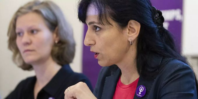 Eine der wichtigsten Forderungen des Frauenstreiks war die Einführung eines Vaterschaftsurlaub respektive einer Elternzeit. Das Parlament müsse endlich tätig werden, fordern die Gewerkschaften. Frauenstreik