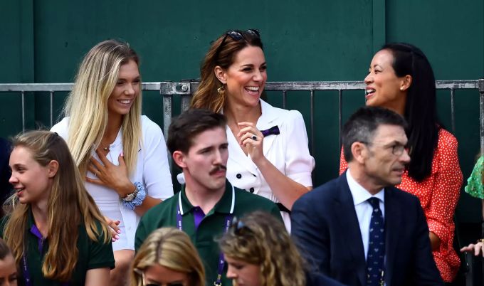Kate genoss den Wimbledon-Match in vollen Zügen. Neben ihr sassen die beiden englischen Tennisspielerinnen Katie Boulter (l) und Anne Keothavong. meghan markle