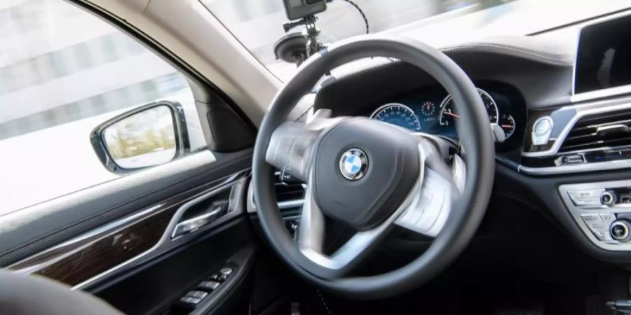 Ein autonom fahrendes Fahrzeug von BMW fährt auf einer Teststrecke bei der Eröffnung des BMW-Entwicklungszentrums «Campus Autonomes Fahren». Foto: Matthias Balk