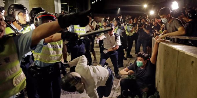 Ein Demonstrant, der an einem Protest gegen das von der Regierung geplante Auslieferungsgesetz teilnimmt, gerät mit Polizisten aneinander. Hongkonger Auslieferungsgesetz - Protest