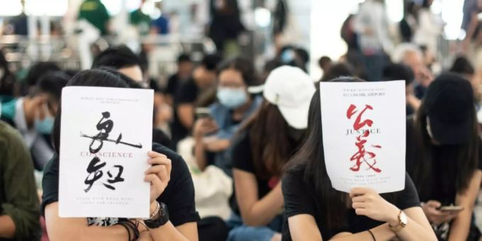 Hongkong - Hunderte Demonstranten protestieren erneut am Hongkonger Flughafen