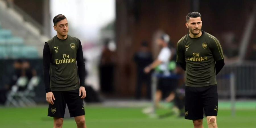 Mesut Özil (l.) und Sead Kolasinac wohnen beide im Norden von London.