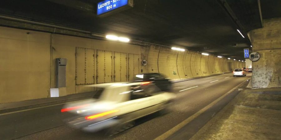 Kollision zwischen Lastwagen und Auto