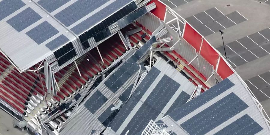 Das Dach des Stadions von Alkmaar wurde am Sonntag durch starke Winde teilweise zerstört