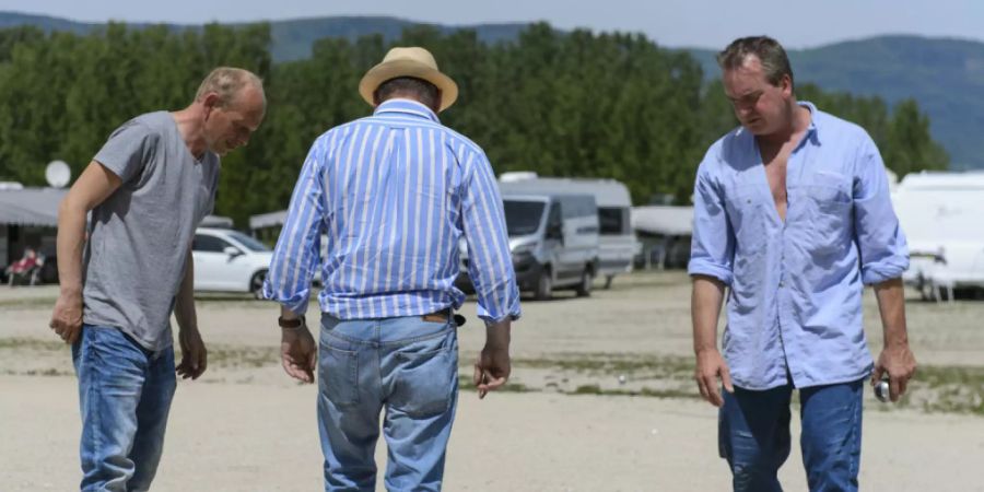 Fahrende bei Pétanque-Spiel am Neuenburgersee. (Archivbild)