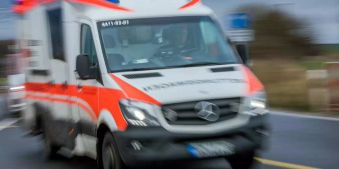 Ein Rettungswagen mit Blaulicht fährt über eine Strasse. Foto: Jens Büttner/Archiv Sanitäter